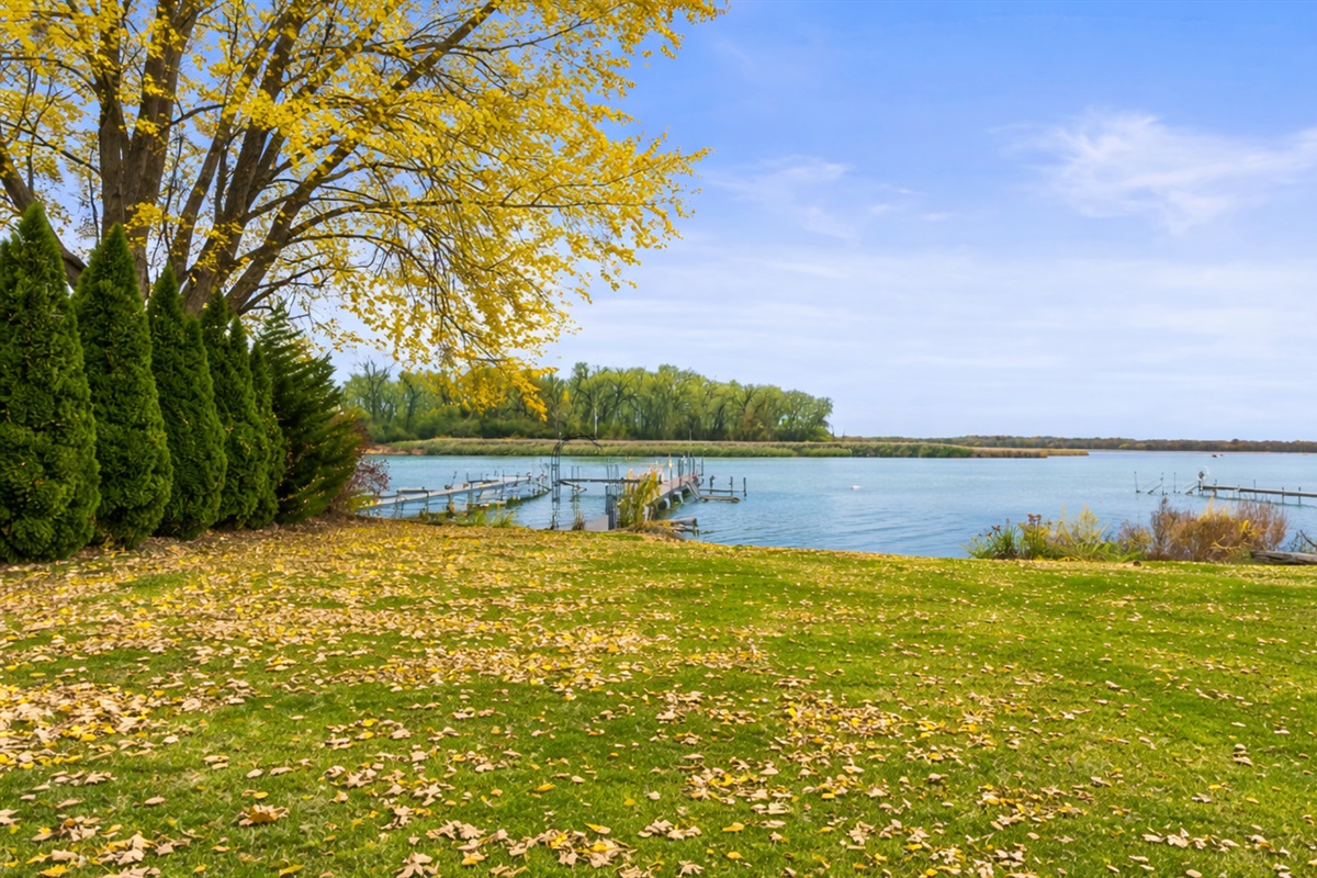 Lakeside lawn for yard games and plenty of room to play