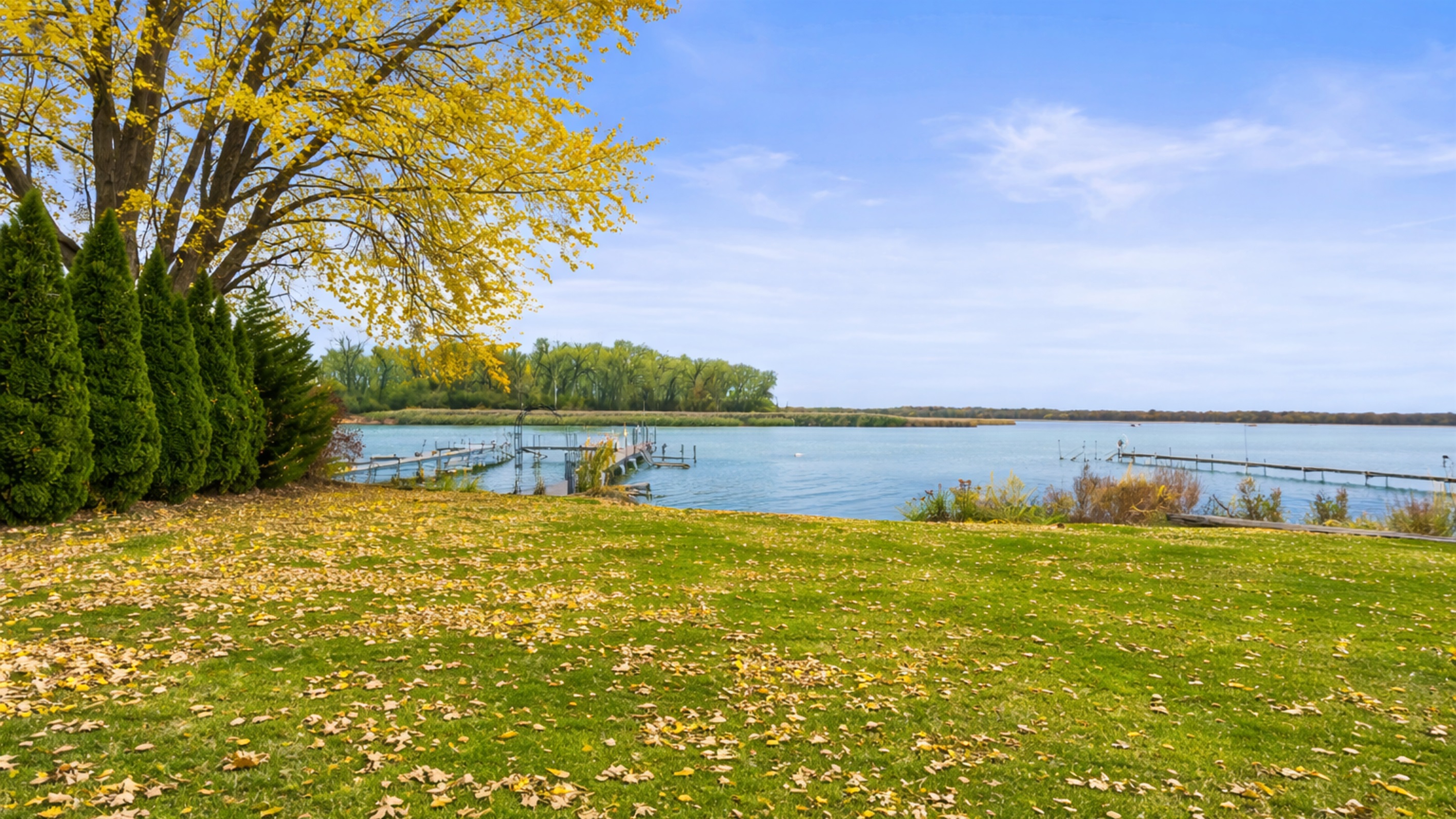 Lakeside lawn for yard games and plenty of room to play