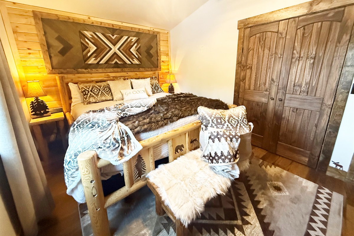 Main floor Master | King bed. Equipped with a Smart TV, premium pillows/linens, room-darkening curtains, ceiling/window fans, charging stations, bedside lamps, extra blankets and pillows, dres