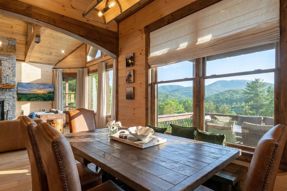 A spacious dining room where you can savor meals with loved ones while enjoying the beautiful surroundings.