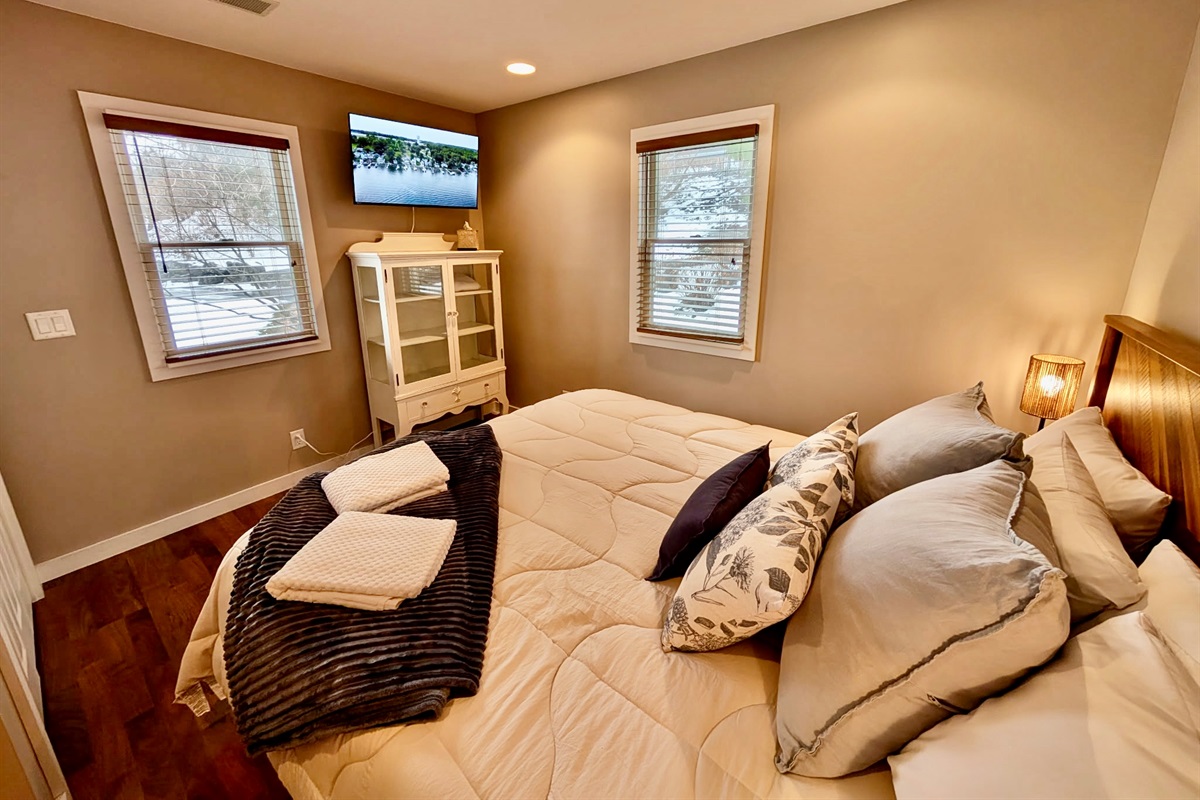 Guest house King  bedroom with TV