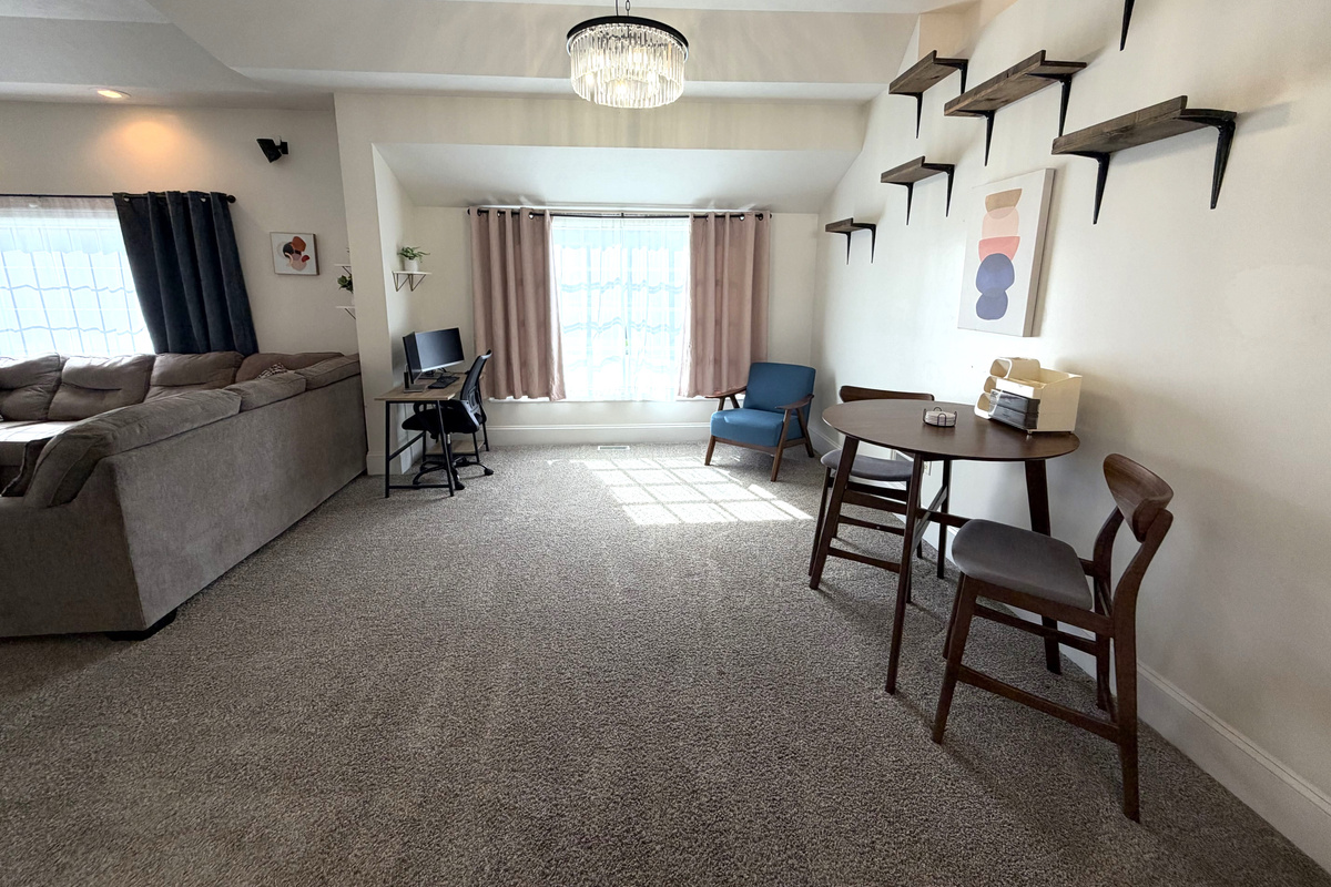 Dining area w/ work space