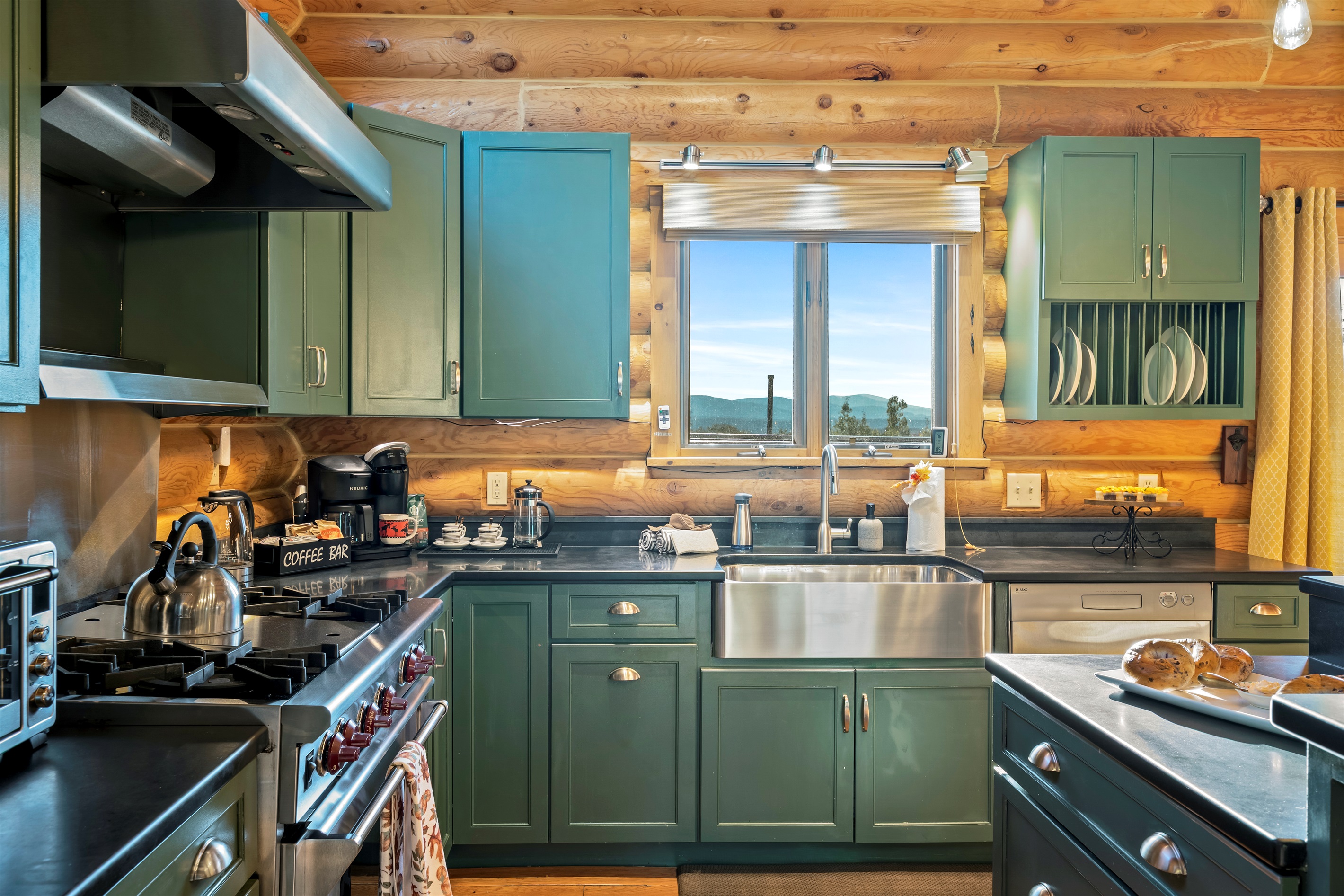 A fully equipped kitchen with everything you need to feel at home.