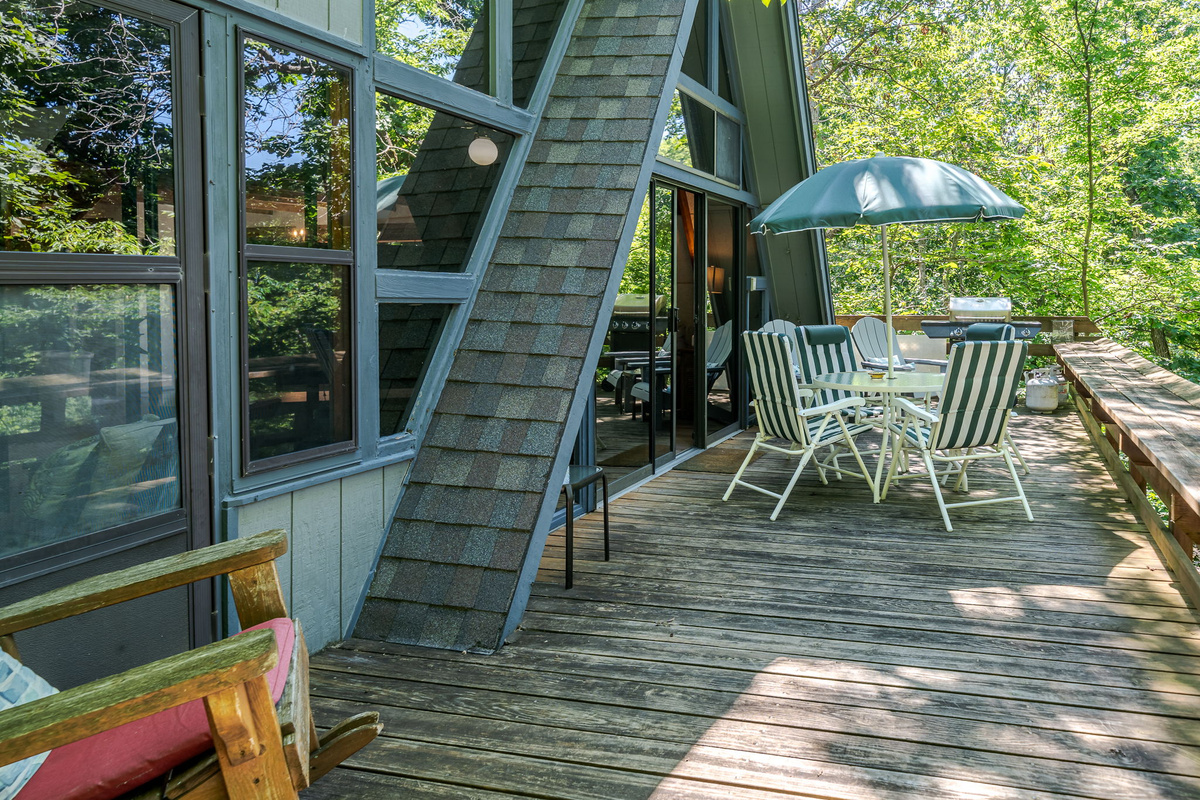 Why eat indoors when its so nice outside! Gather around the chairs and outdoor seating for a snack before you hit the lake for some fun!