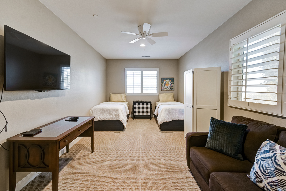 Third Bedroom (2 Twins & Queen Pull-Out Sofa Bed) 