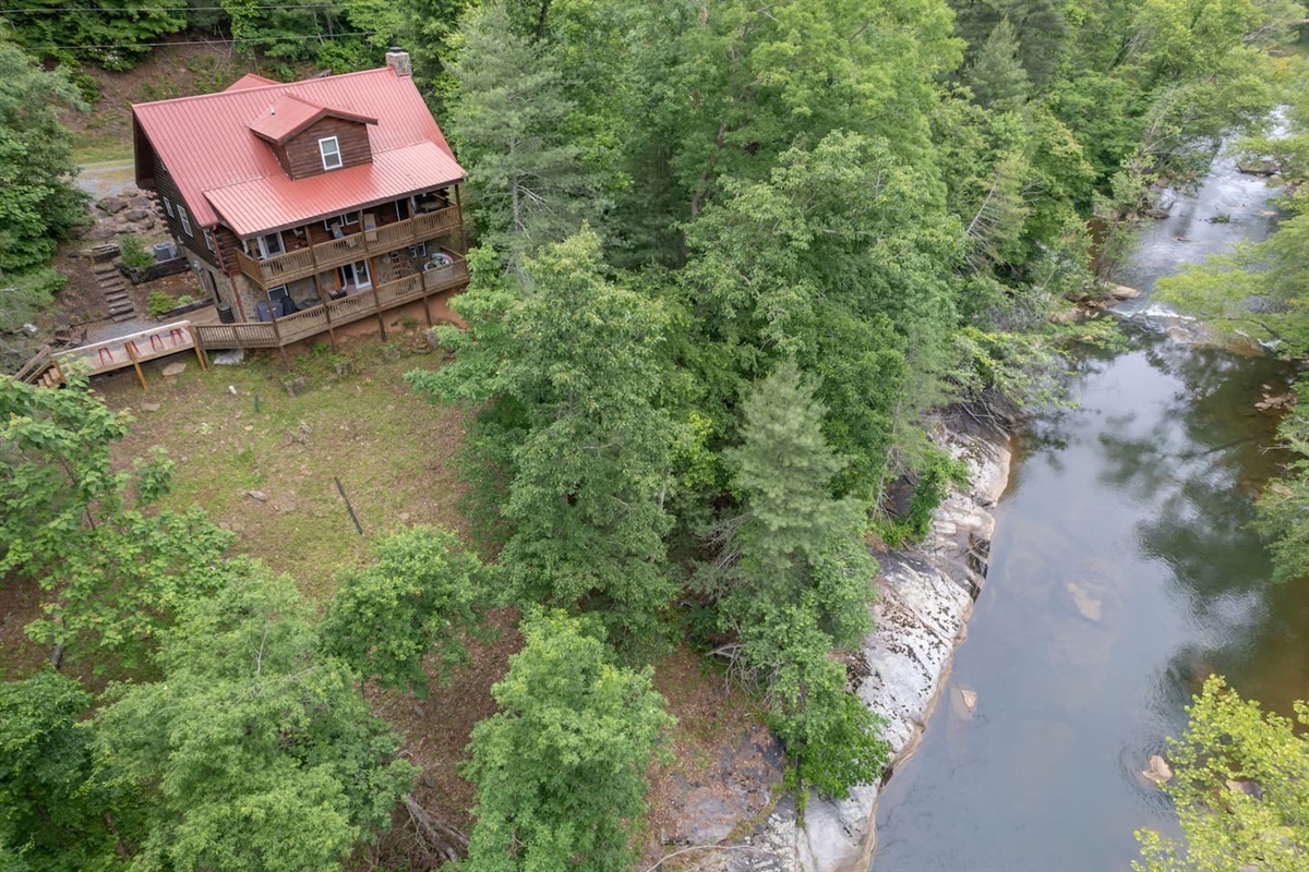 Very private 3 story log cabin on the river