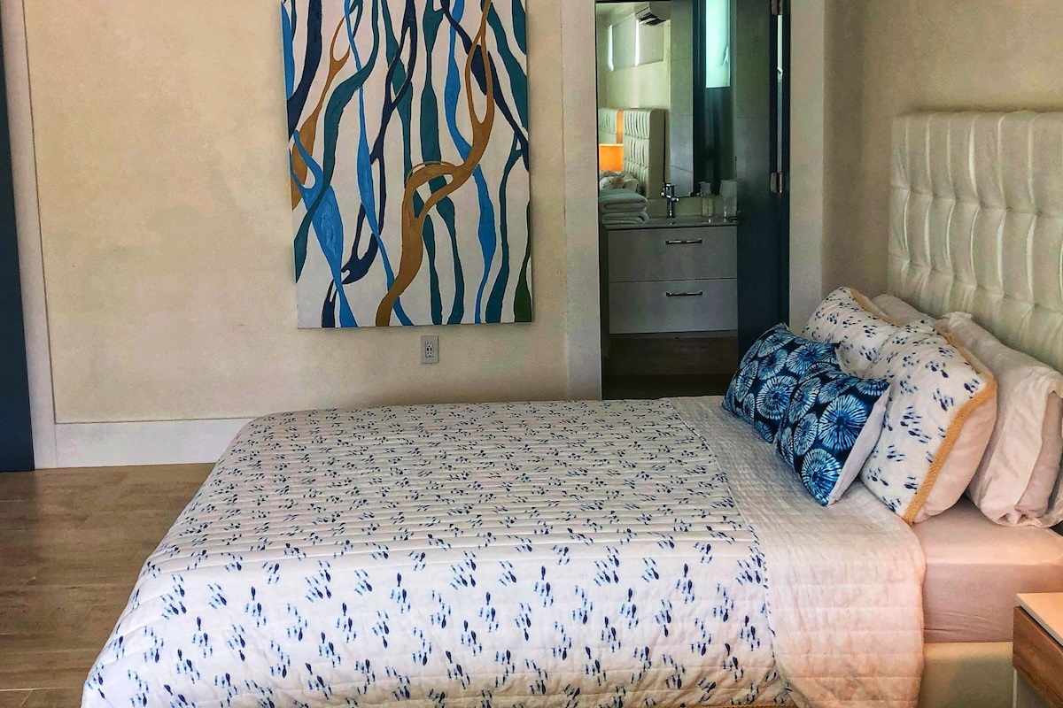 Ground Floor Private 2 Queen Bed Suite~ T.V., ~Bath With Large Shower/Poolside