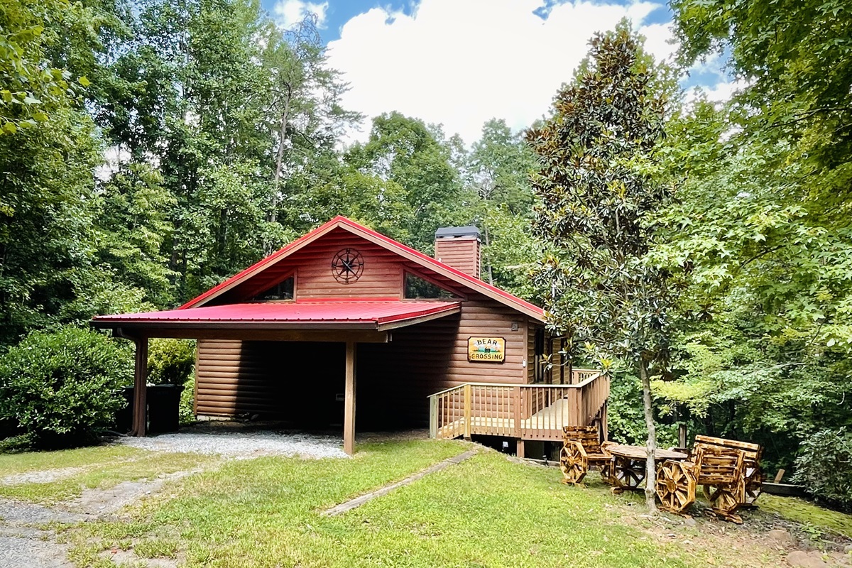 Bear Crossing Cabin Carport Parking and Easy Access