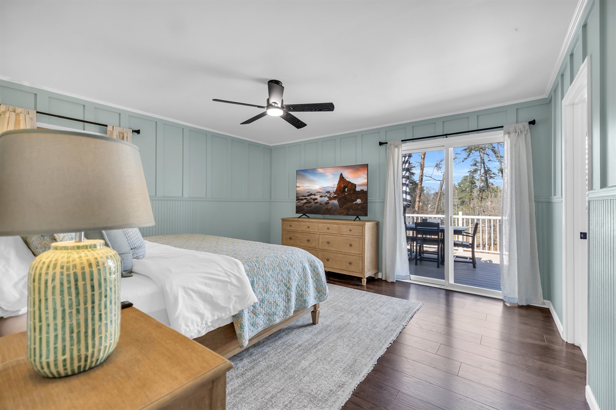 Master Bedroom with lake view 