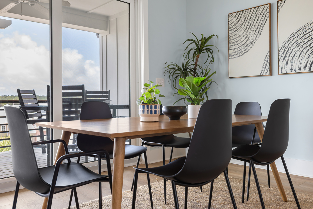 Indoor & Outdoor dining