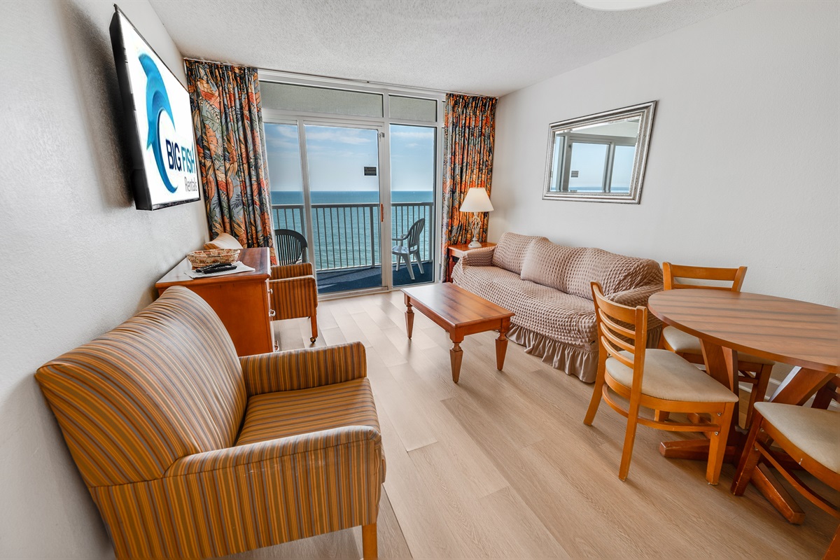 Living Room with Stunning Views🌊☀️