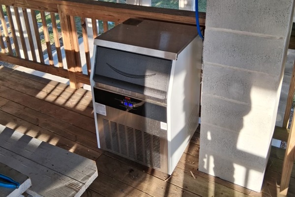 Ice maker (will make 160lbs daily)
