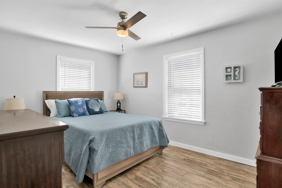 Master Bedroom- spacious and linens provided