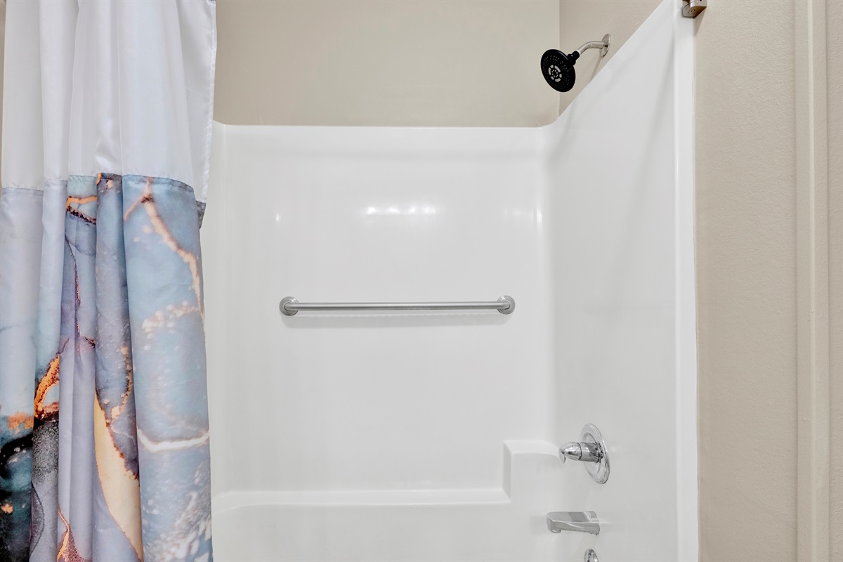 En-suite full bathroom 