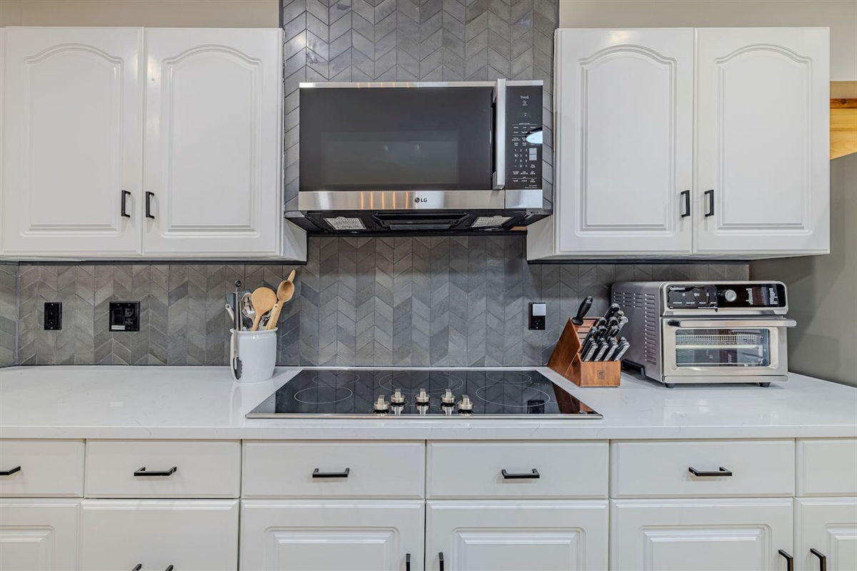 From the double oven and microwave to the air fryer and curated knife set, every detail of this kitchen is designed to make cooking both elevated and convenient.