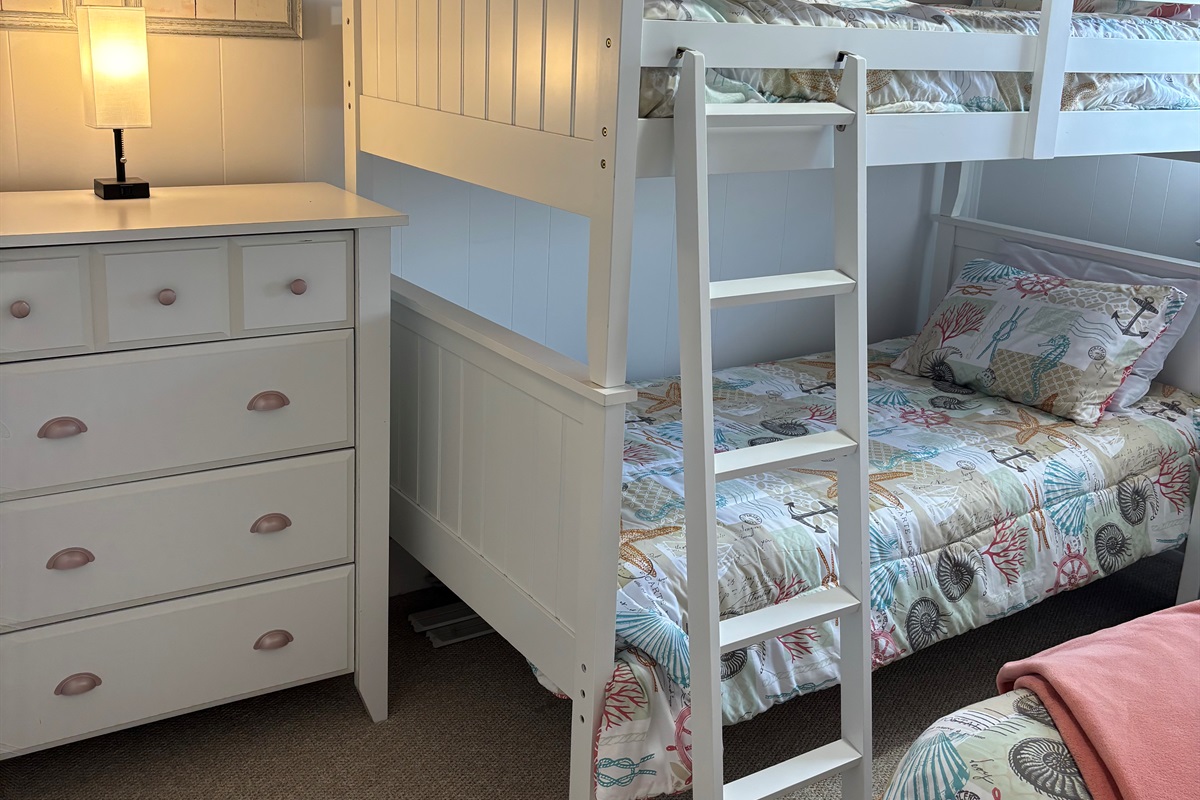 Bedroom 3, Twin bed and bunks