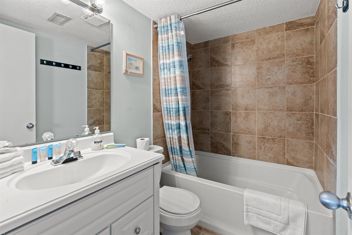 Main Bathroom with Tub/shower