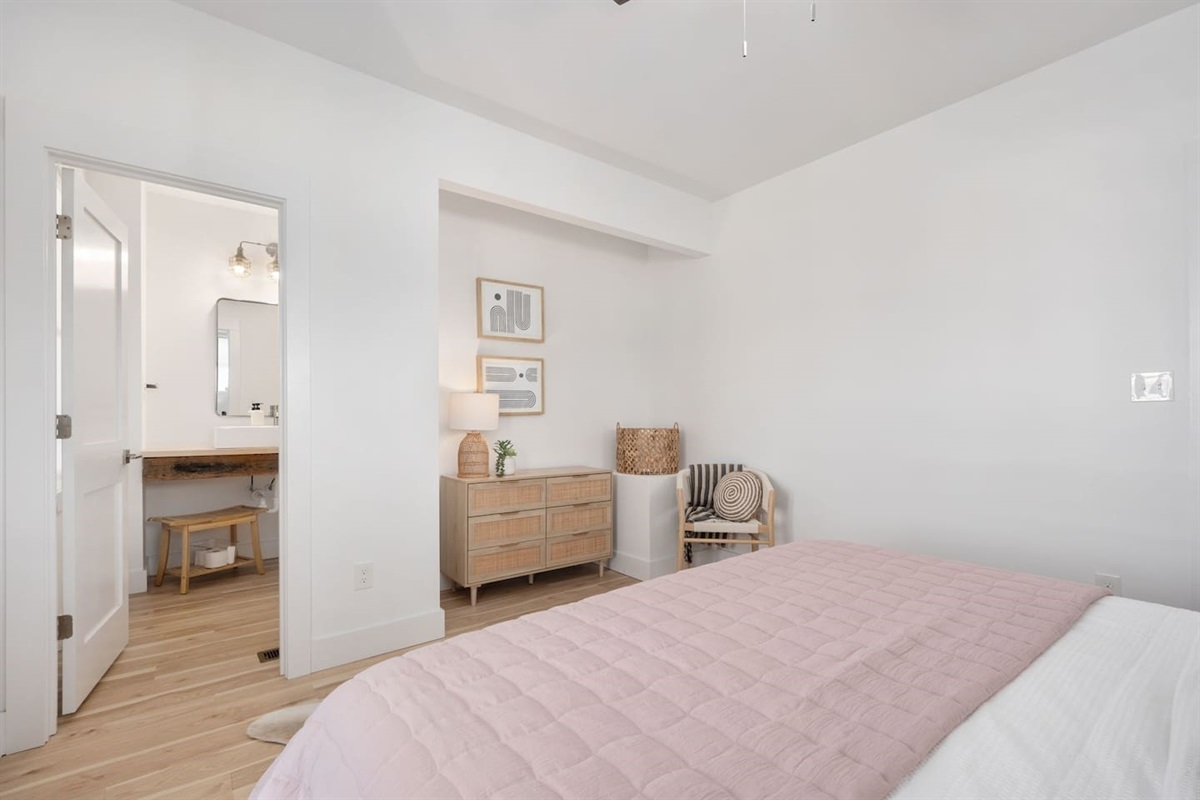 King Bed with Ensuite!