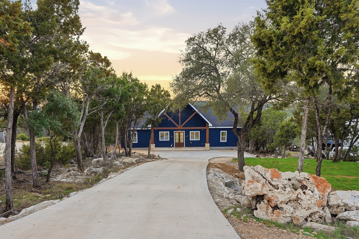 Easy driveway access with ample parking on a spacious Hill Country lot.