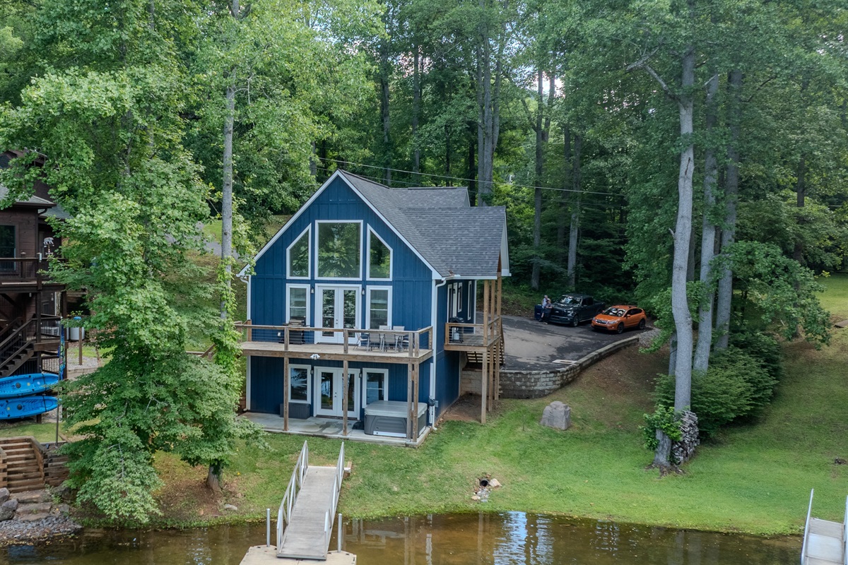 Unwind in a cozy cove retreat: dock, hot tub, and dog-friendly fun await.