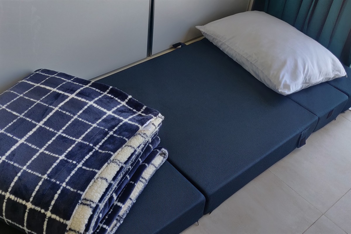 Fold up bed mat for additional guest