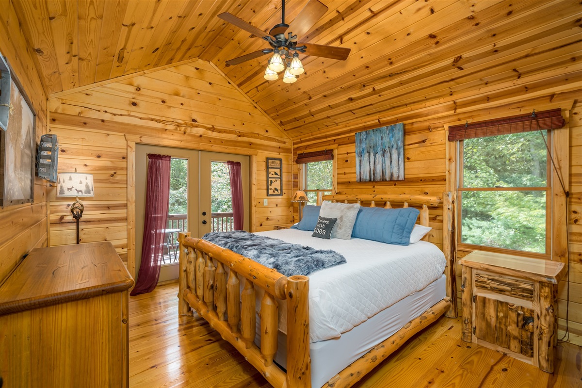Find the king size bedroom right off the loft area for a deep and relaxing sleep. Large walk in closet with hangers. 