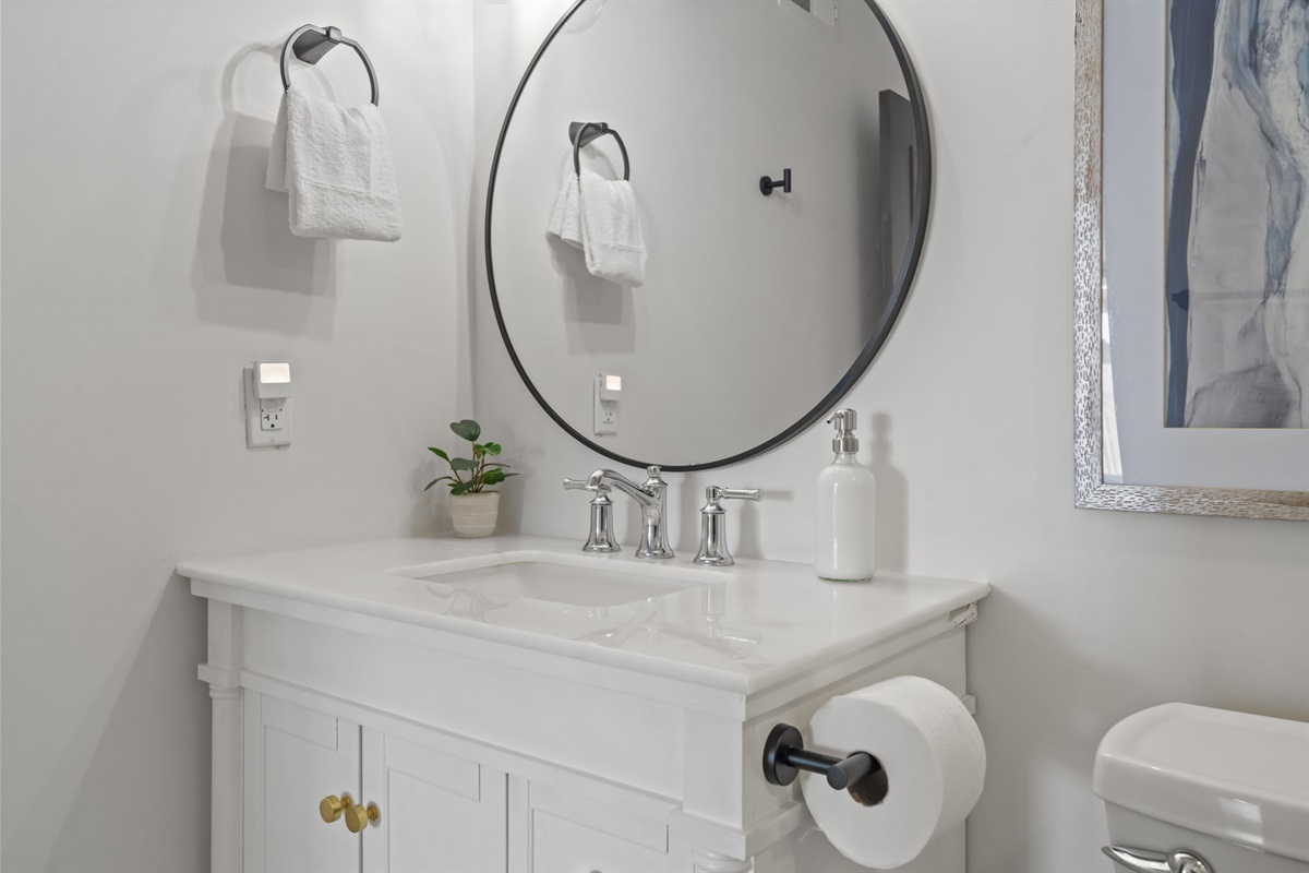 Elegant ensuite with modern finishes and round mirror