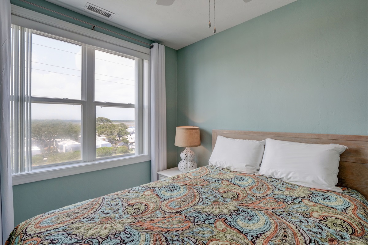 2nd Bedroom with Queen bed
