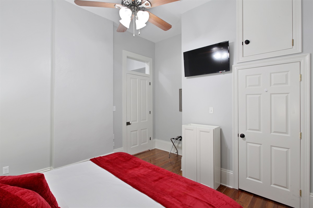 Bedroom 3. 1 king bed. 39" tv. Closet. Luggage rack.