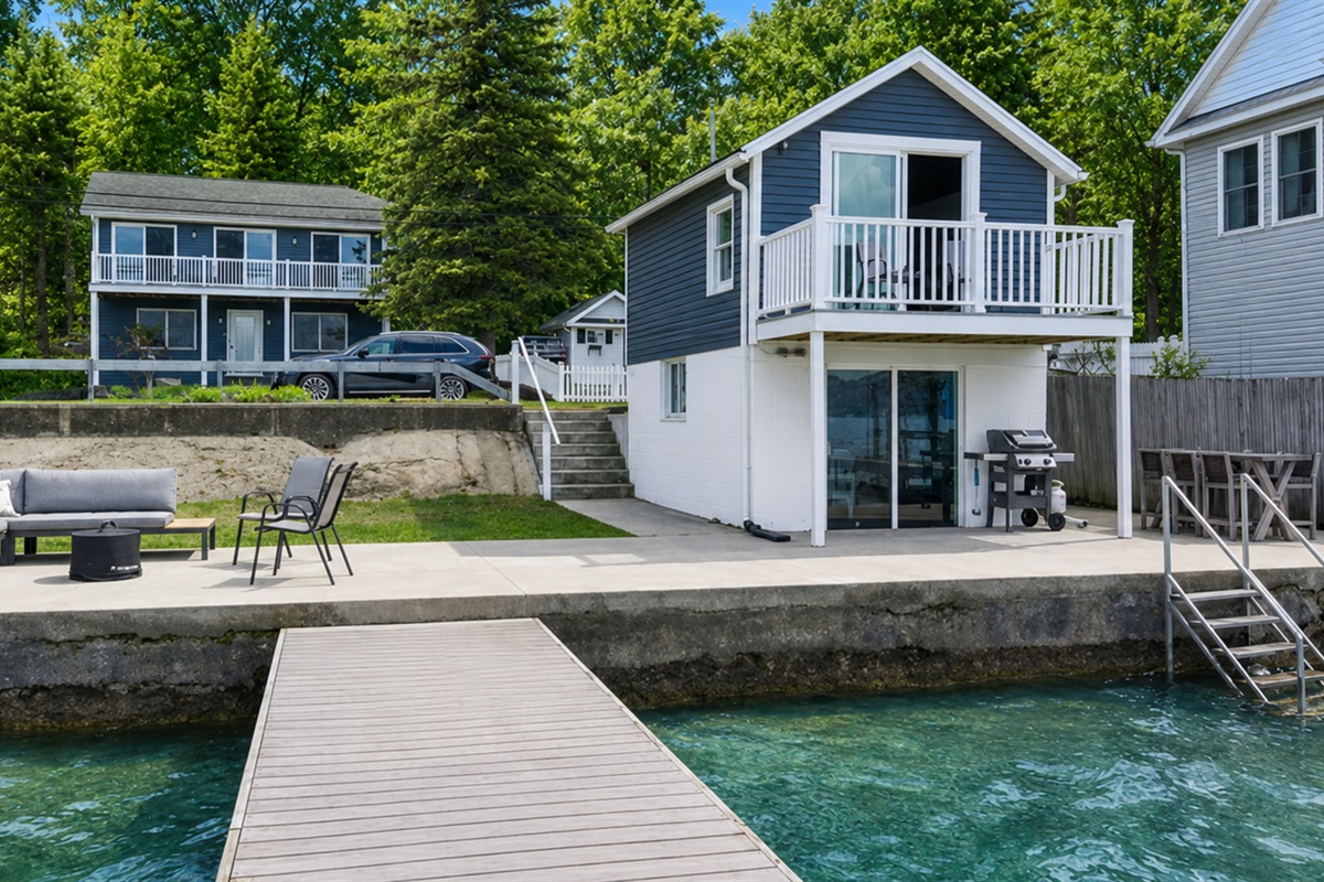 This charming lakeside cottage offers an unbeatable waterfront setting with a spacious patio, cozy fire pit, and your own dock—ideal for relaxing or entertaining. 🏡🔥🌊