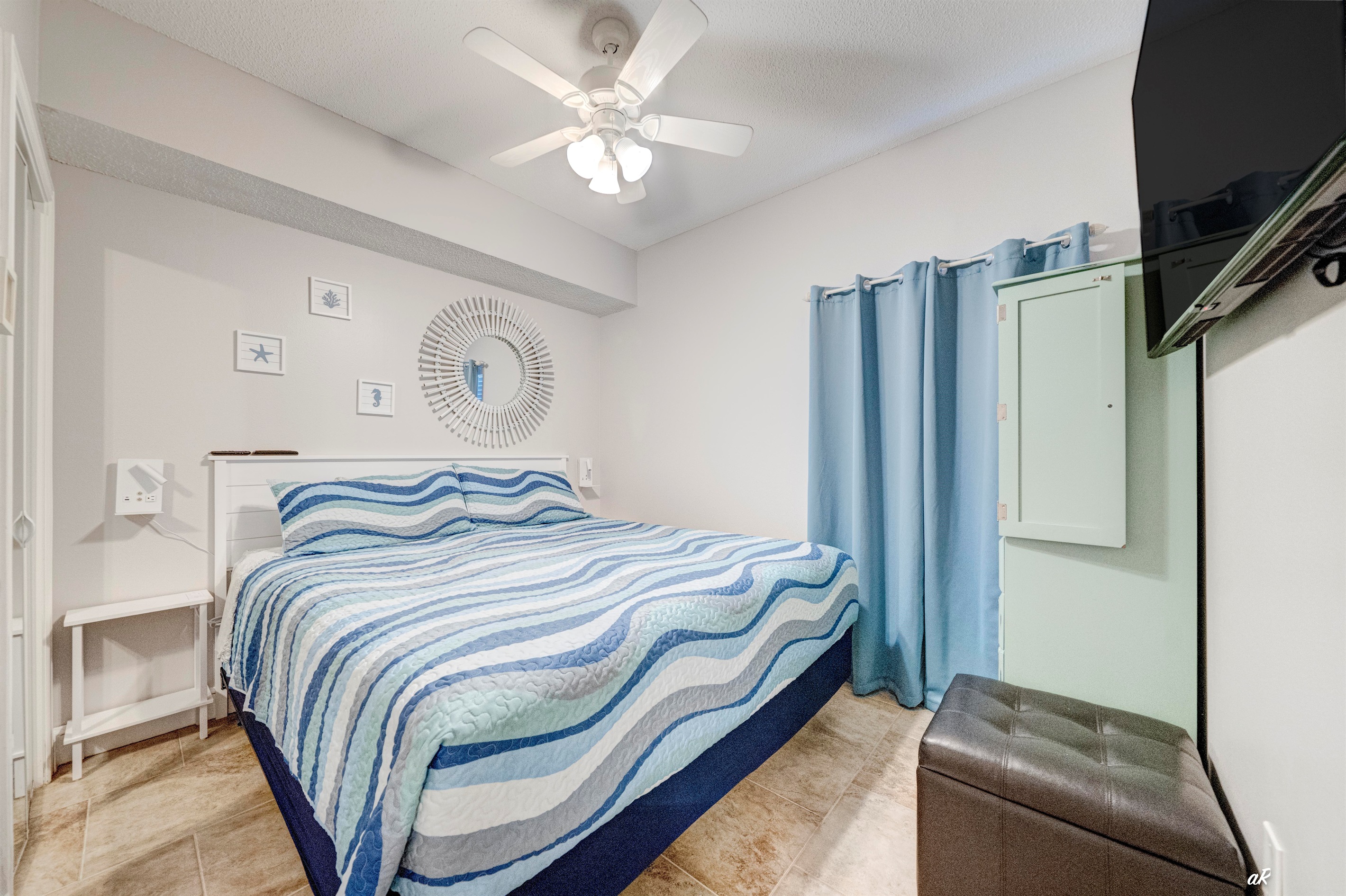 1st guest room, king, 55" smart TV