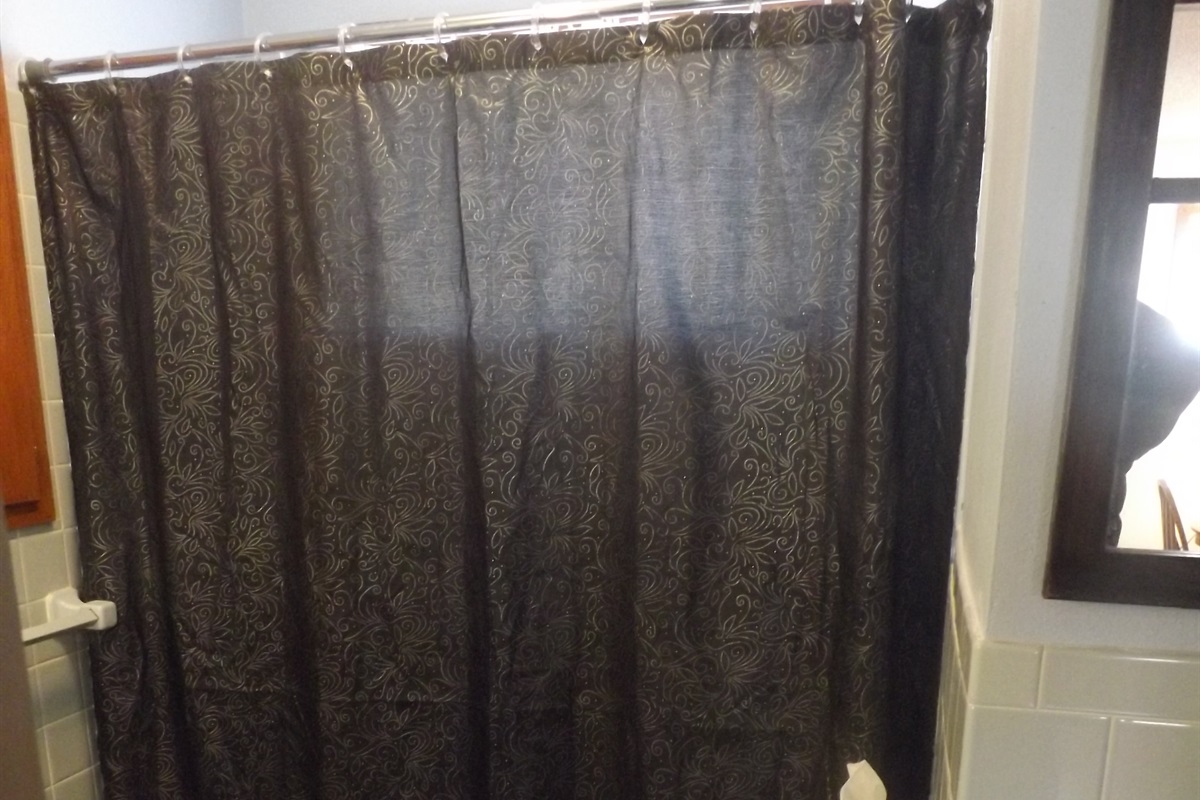 Full bathroom with tub/shower