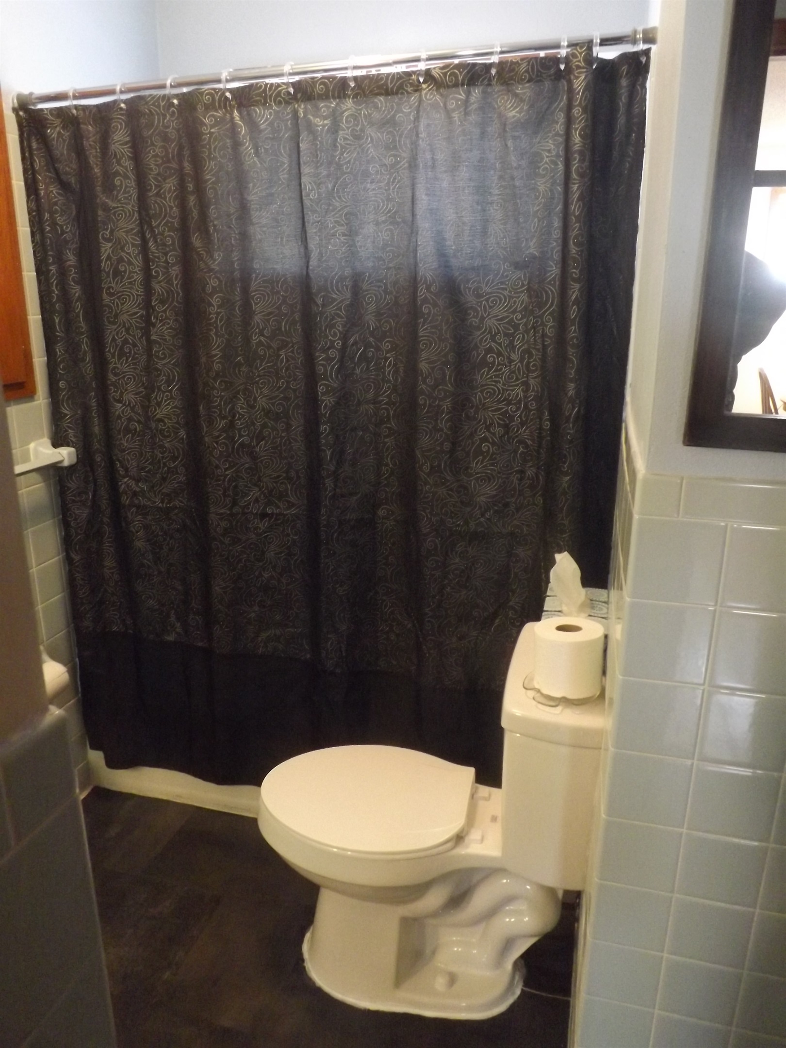 Full bathroom with tub/shower