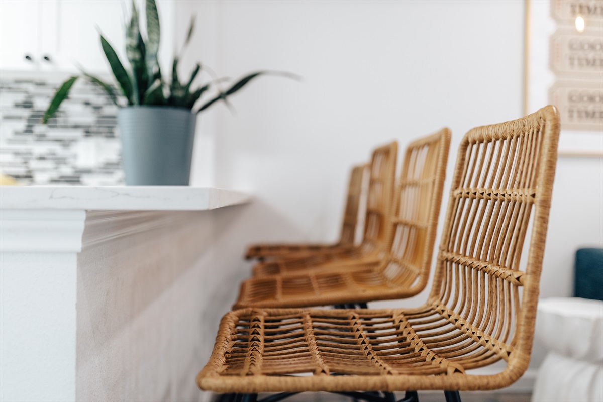 4 bar stool and extra sitting and dining space