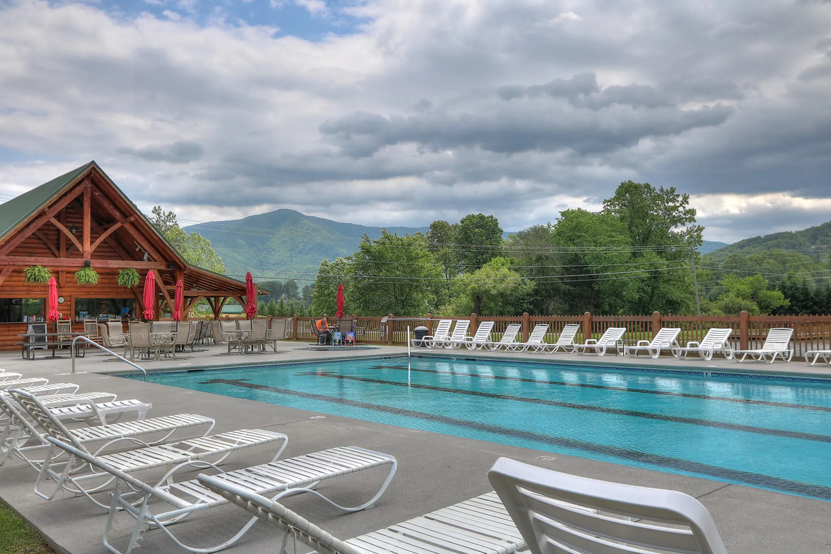 Summer fun here we come! Free Pool access for our guests at Honeysuckle  Pool and Deli. Complimentary access to fun is just 5 mins drive from cabin. 