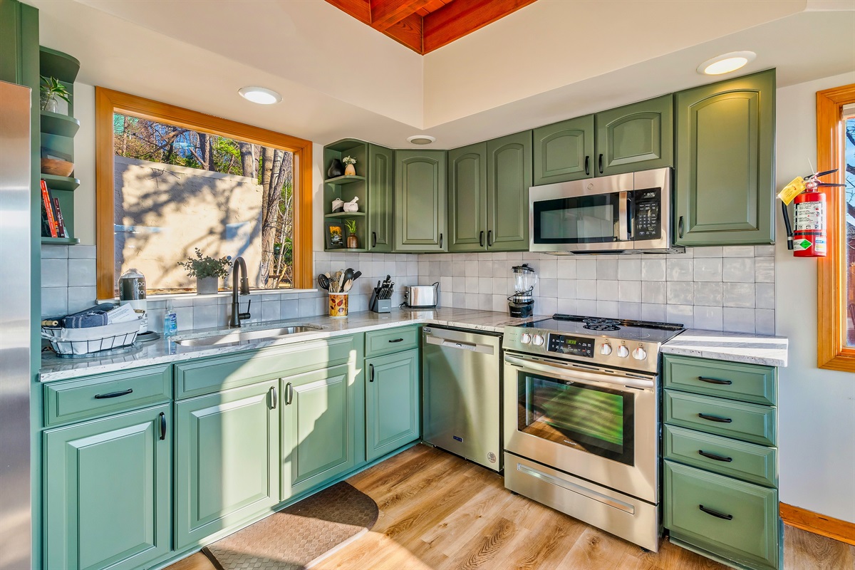 Remodeled - Fully stocked kitchen