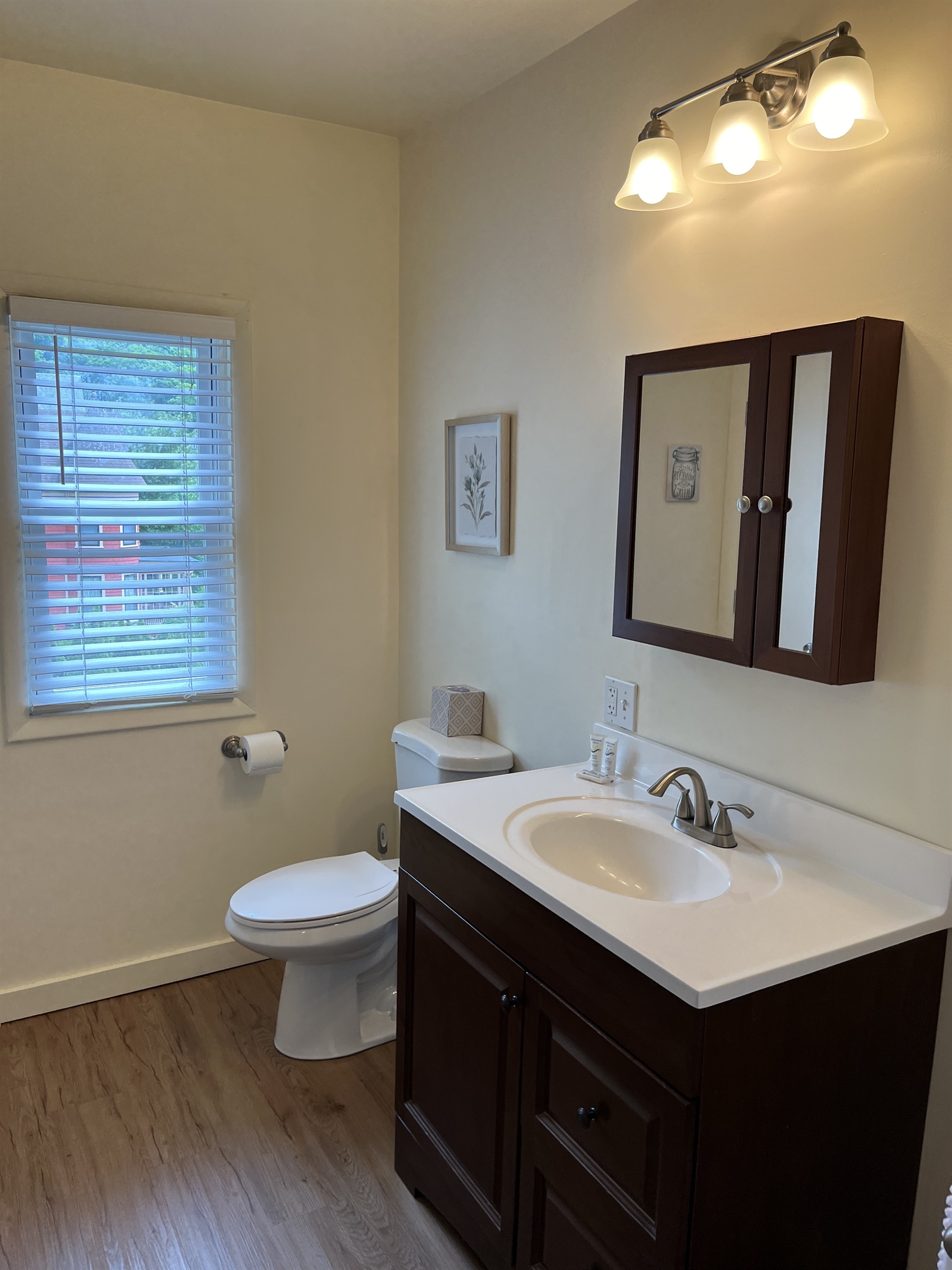 Bathroom with tub/shower