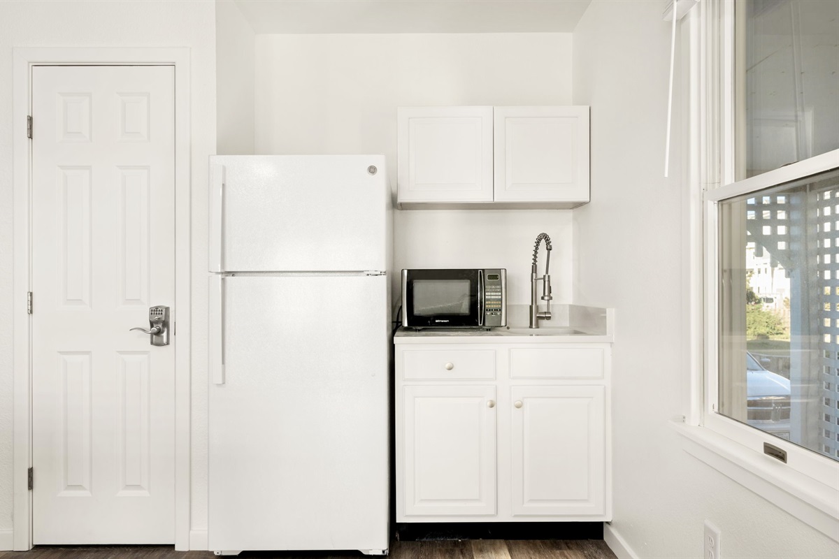 Game room Refrigerator and wet bar, lower level