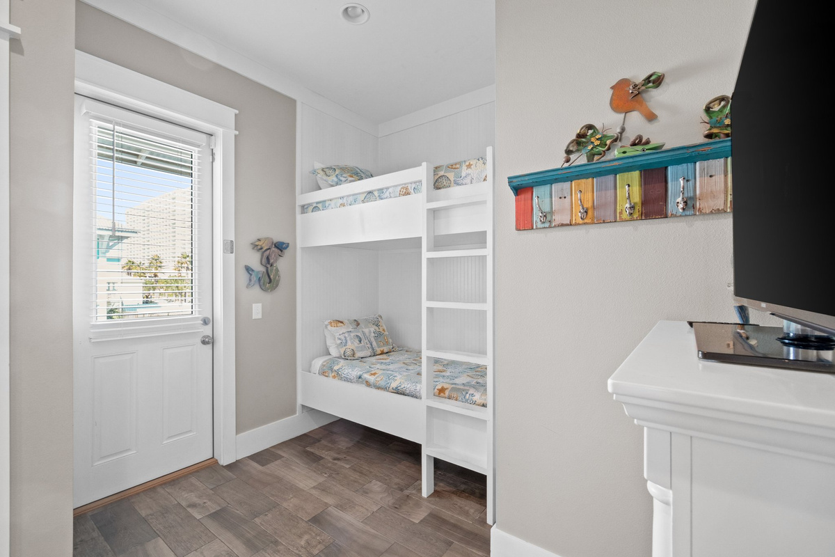 2nd floor twin bunk nook