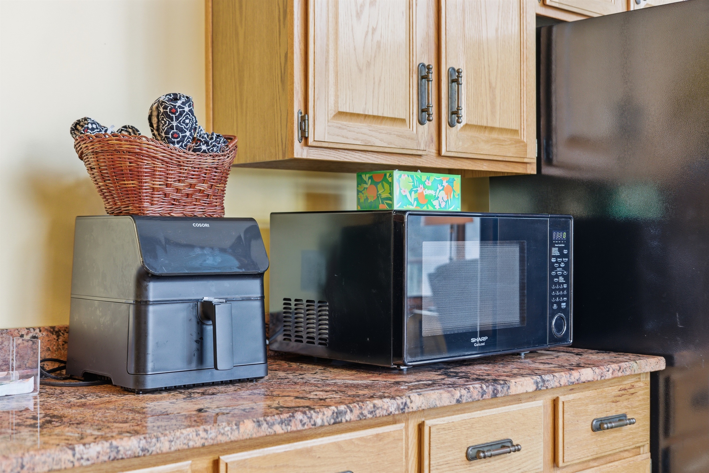 Kitchen - air fryer and microwave