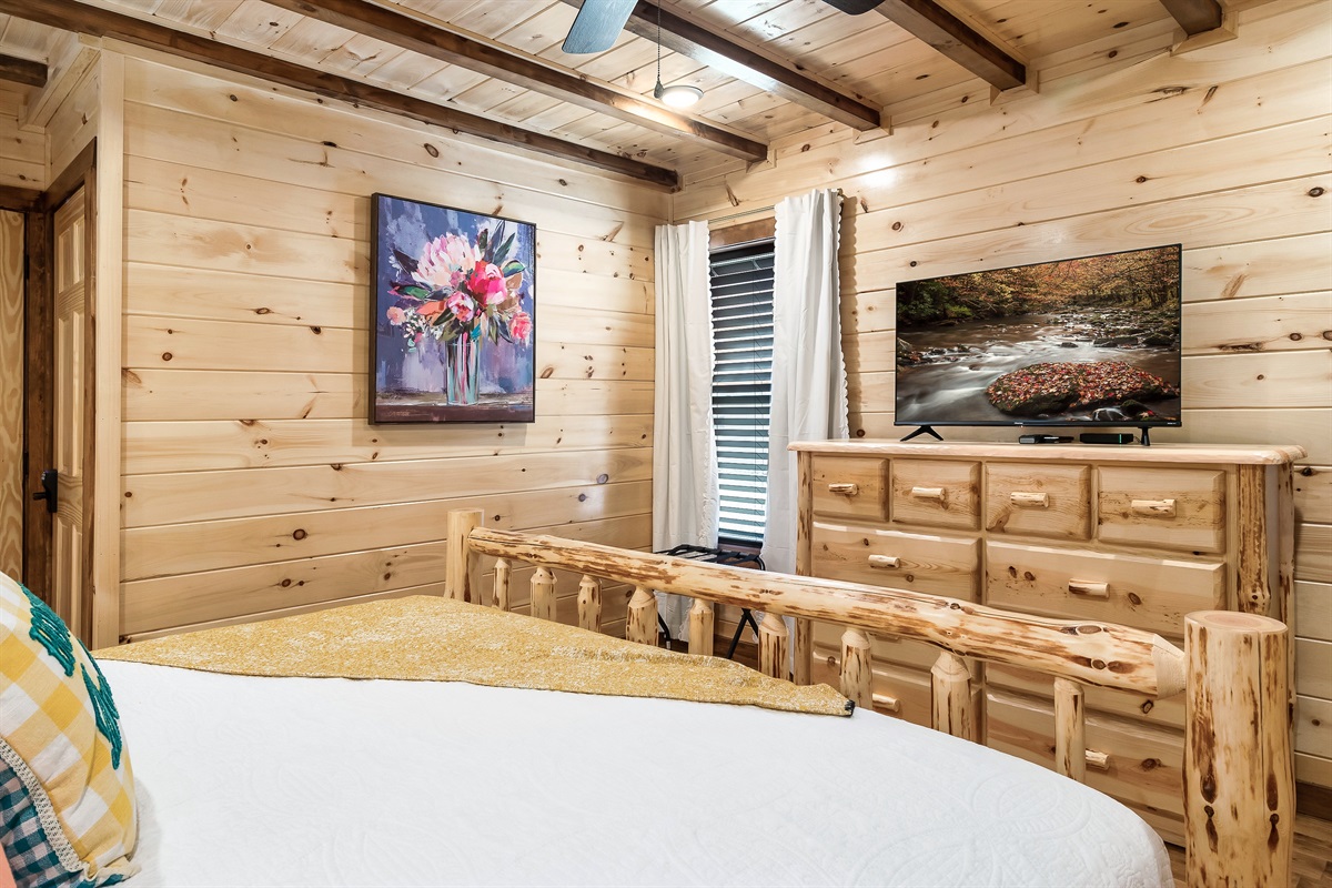 The "Hey Darlin" bedroom has a Smart TV and dresser