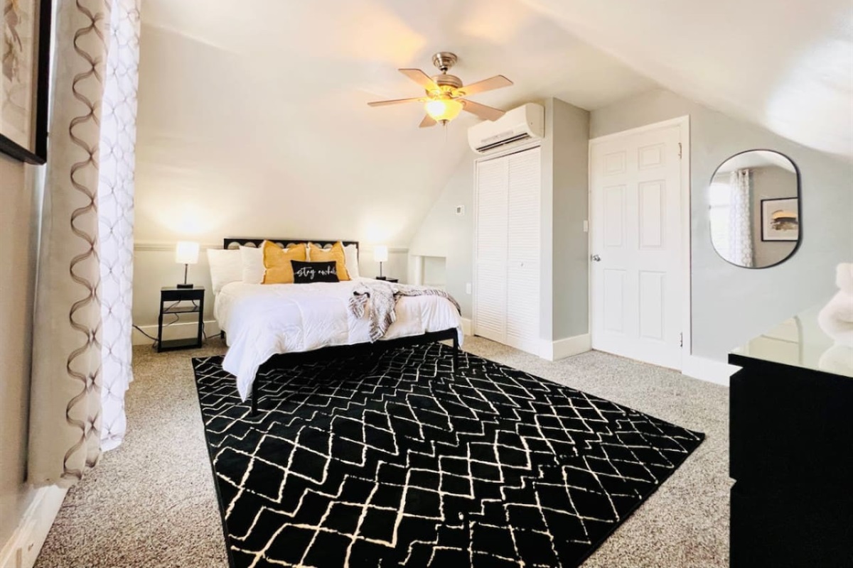 Spacious and modern single bedroom, designed for comfort and a relaxing stay.