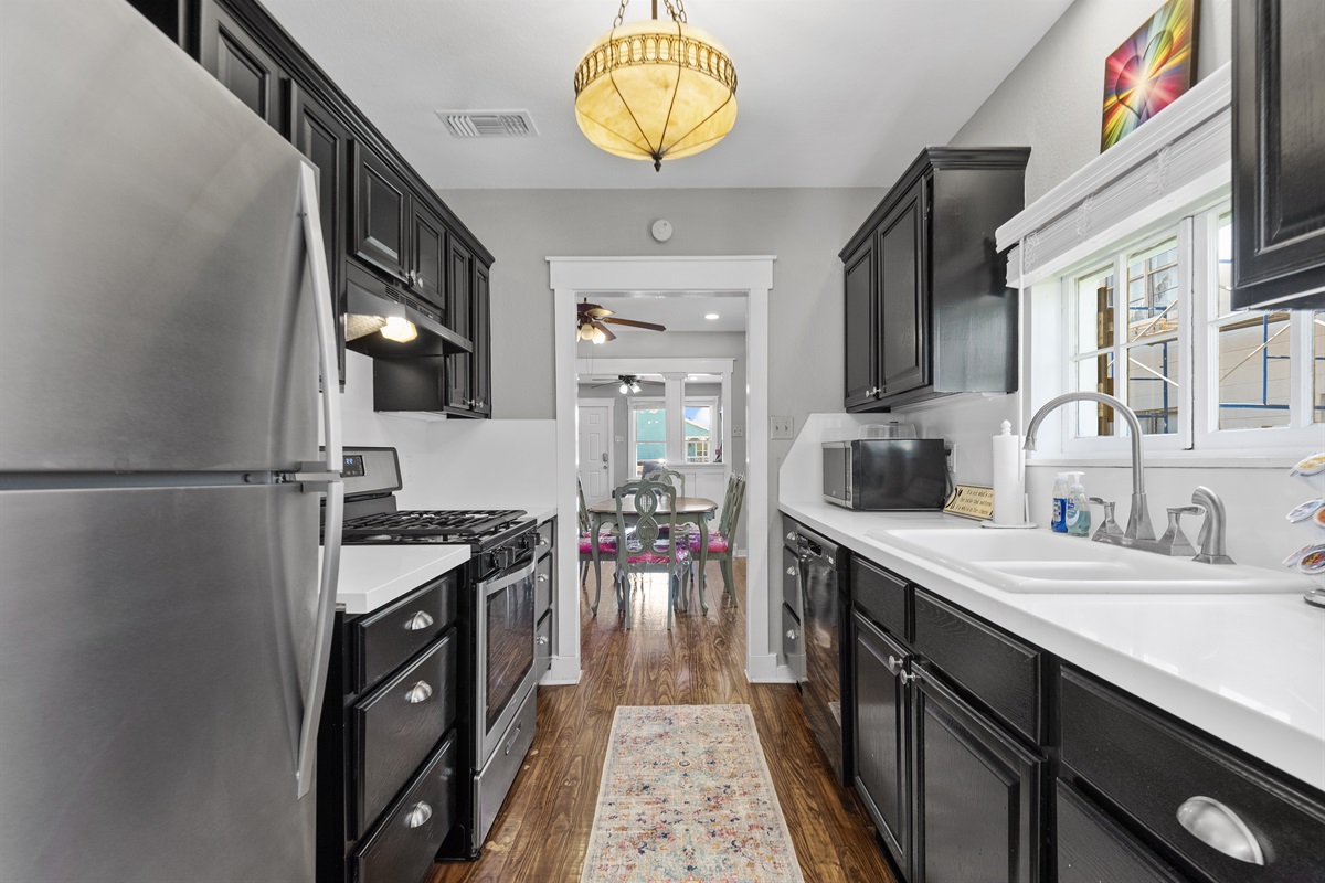 f5f0cc54db8348978532062f2cfb5d7c Large | Beachhouse | Texas | TX | Vacation Homes | Galveston | Crystal Beach | Kokomo | Breezy Days | Beachfront Elegance | Sunrise Serenity | Southern Sands Property Management, LLC