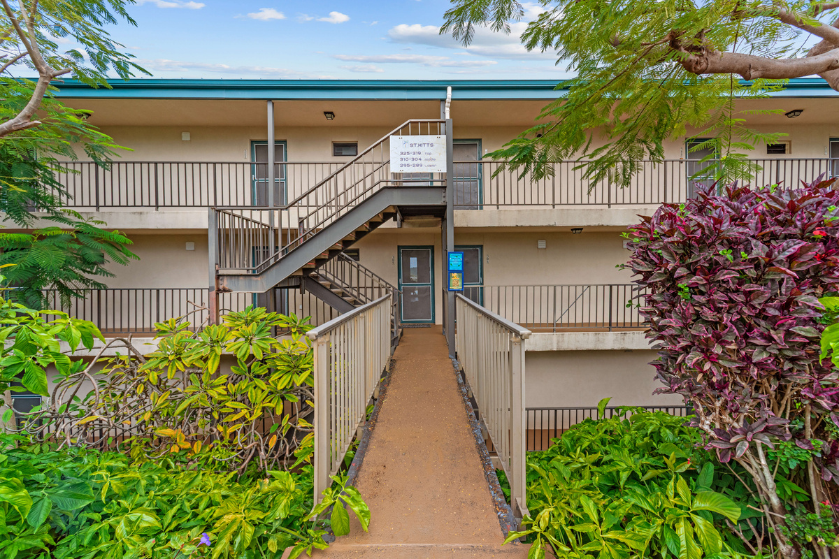 Step free access to the condo. Just walk down this pathway and hang a left, the condo is right there! Please keep in mind the walk down to the beach and uphill on the return.