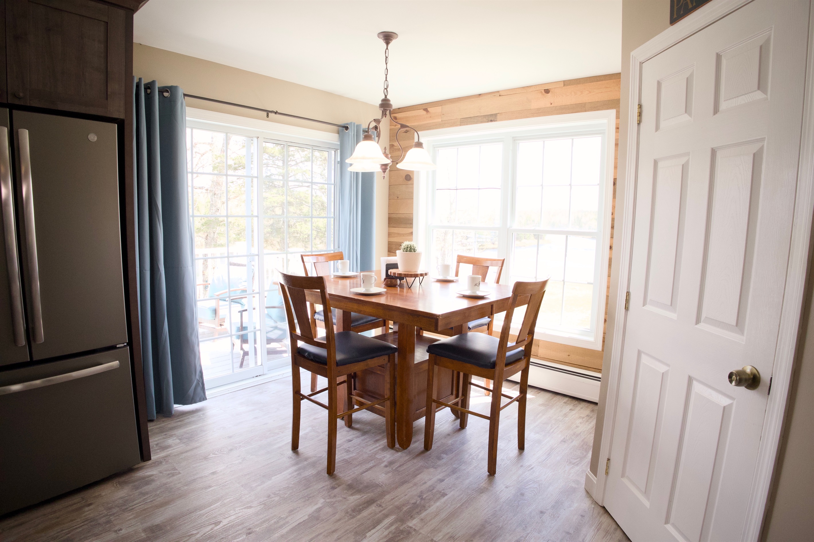 Eat in counter height table. Some of the best breakfast views there are!