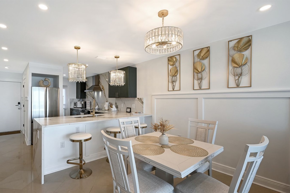 Dining table with 4 drop leaf extensions & bar stools