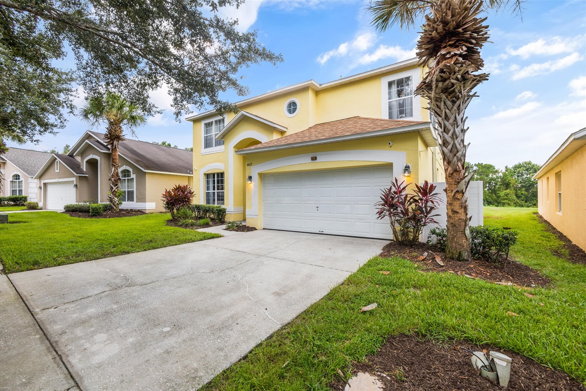 Spacious Driveway that fits 4 cars