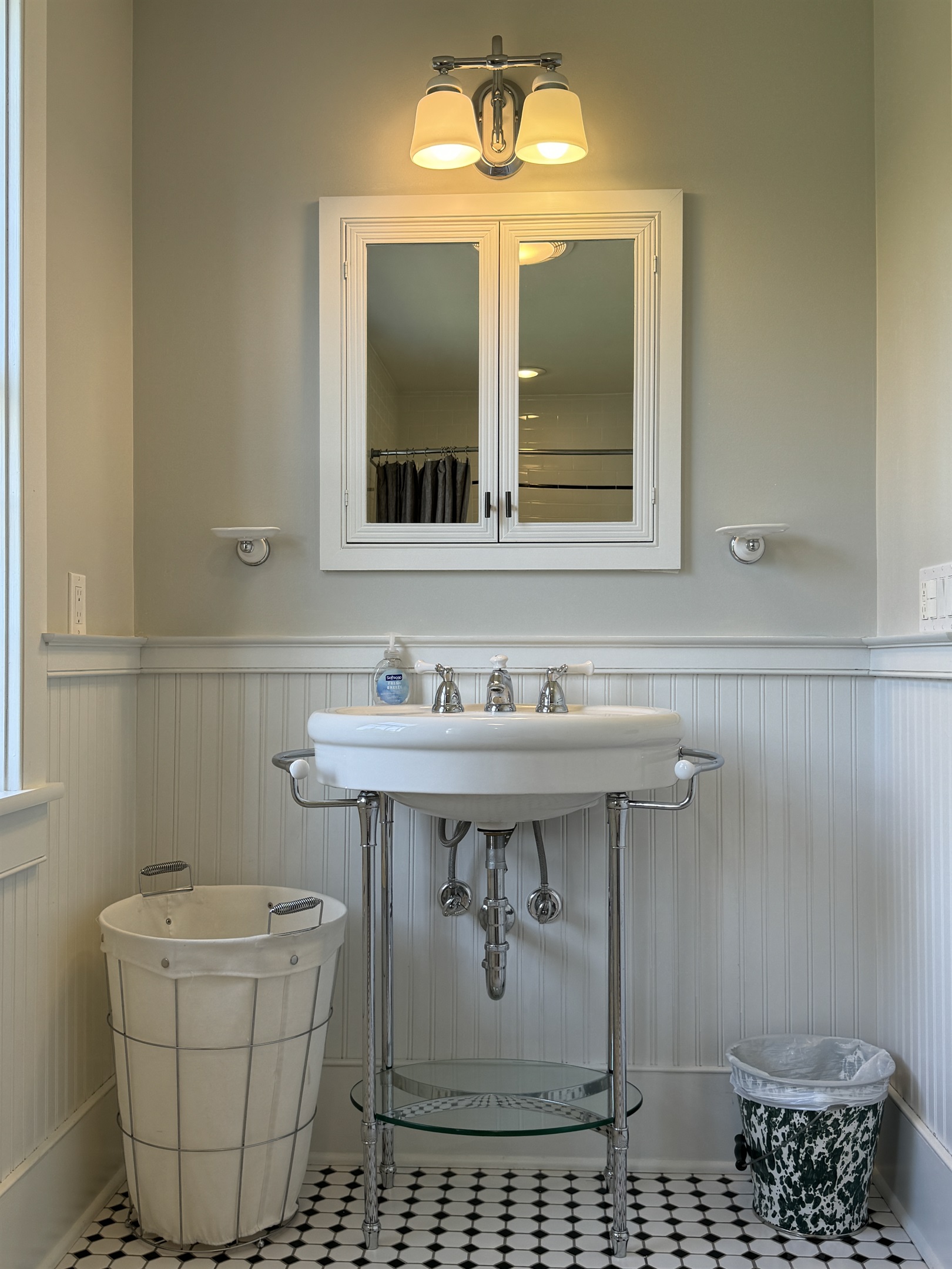 1st floor bathroom with tub/shower