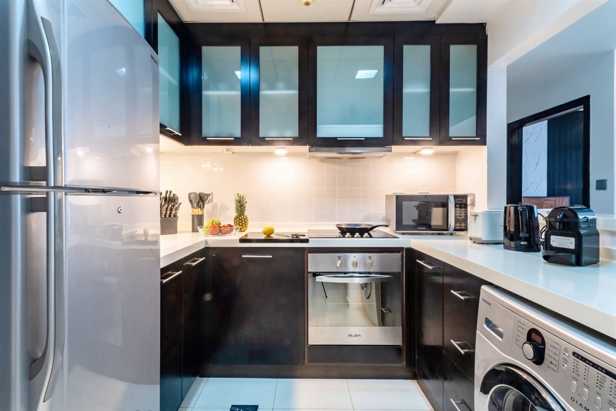 Prepare your favorite meals in this modern, fully equipped kitchen. With high-quality appliances and stylish details, it's ideal for quick breakfasts or culinary creations before exploring Dubai!
