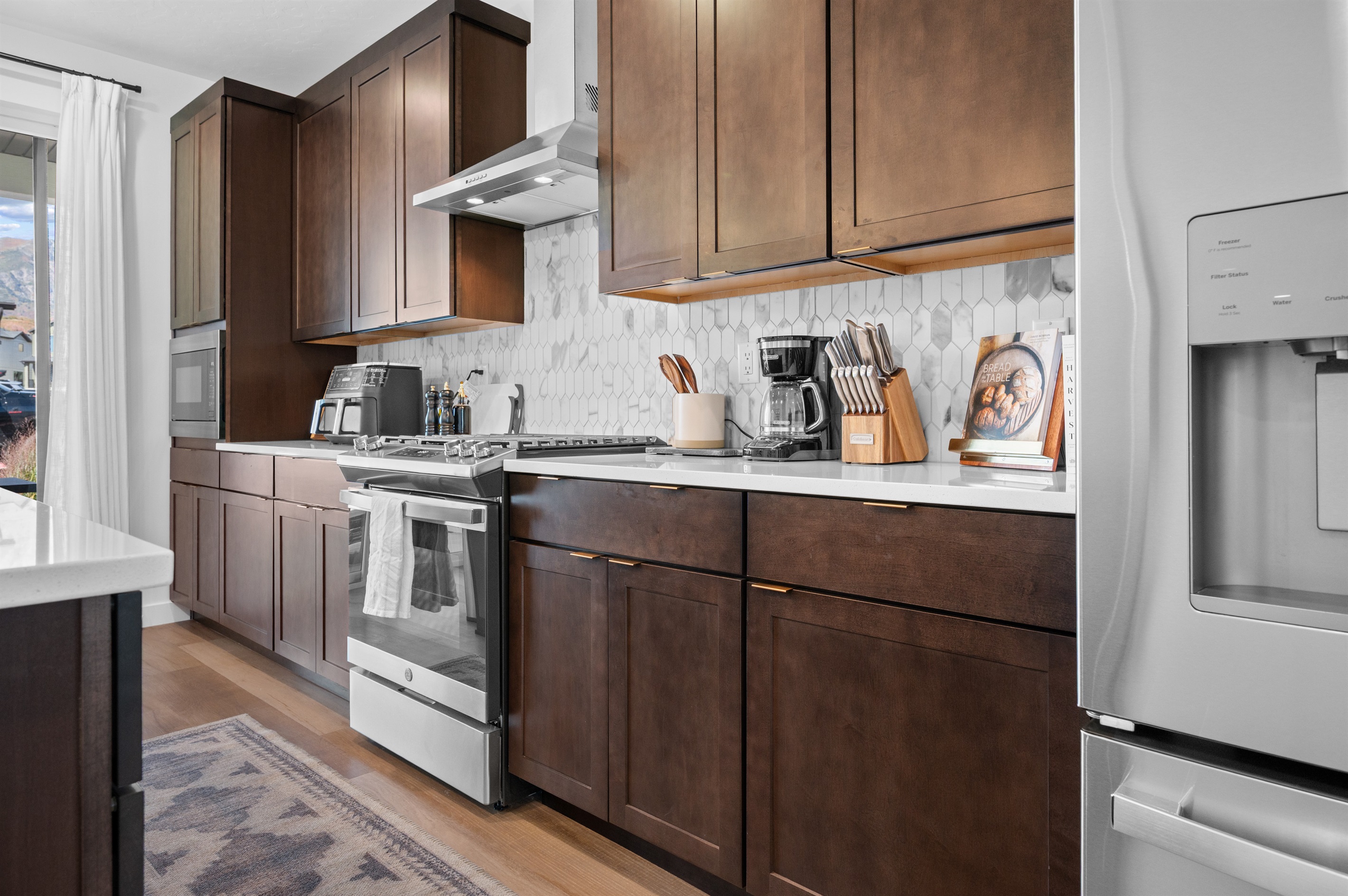 Whether it’s a big family dinner or late-night snacks after skiing, this kitchen is designed for shared moments.